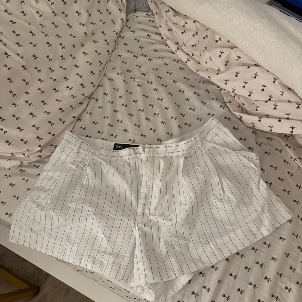 Zara White Pinstriped Women's Shorts